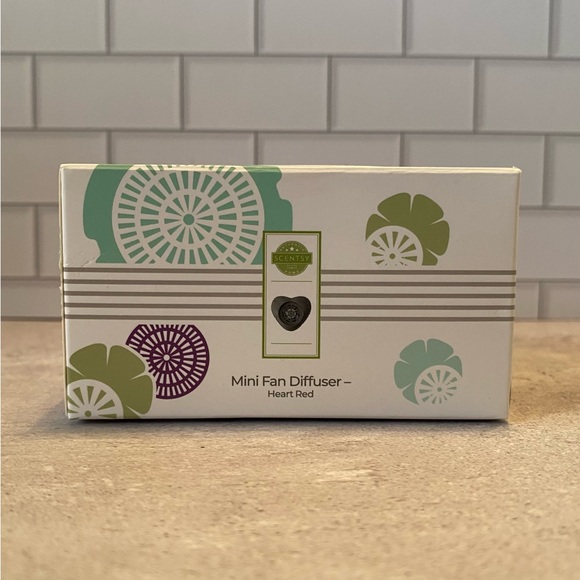 ❤️ Scentsy Red Heart Mini Fan Diffuser - Picture 3 of 9